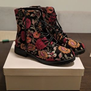 NWT JustFab Corrie Black Floral Booties